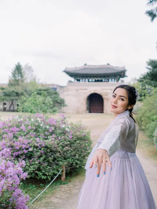 Pulasan makeup natural menyempurnakan penampilan ibu dua anak itu. [Foto: IG/inijedar].