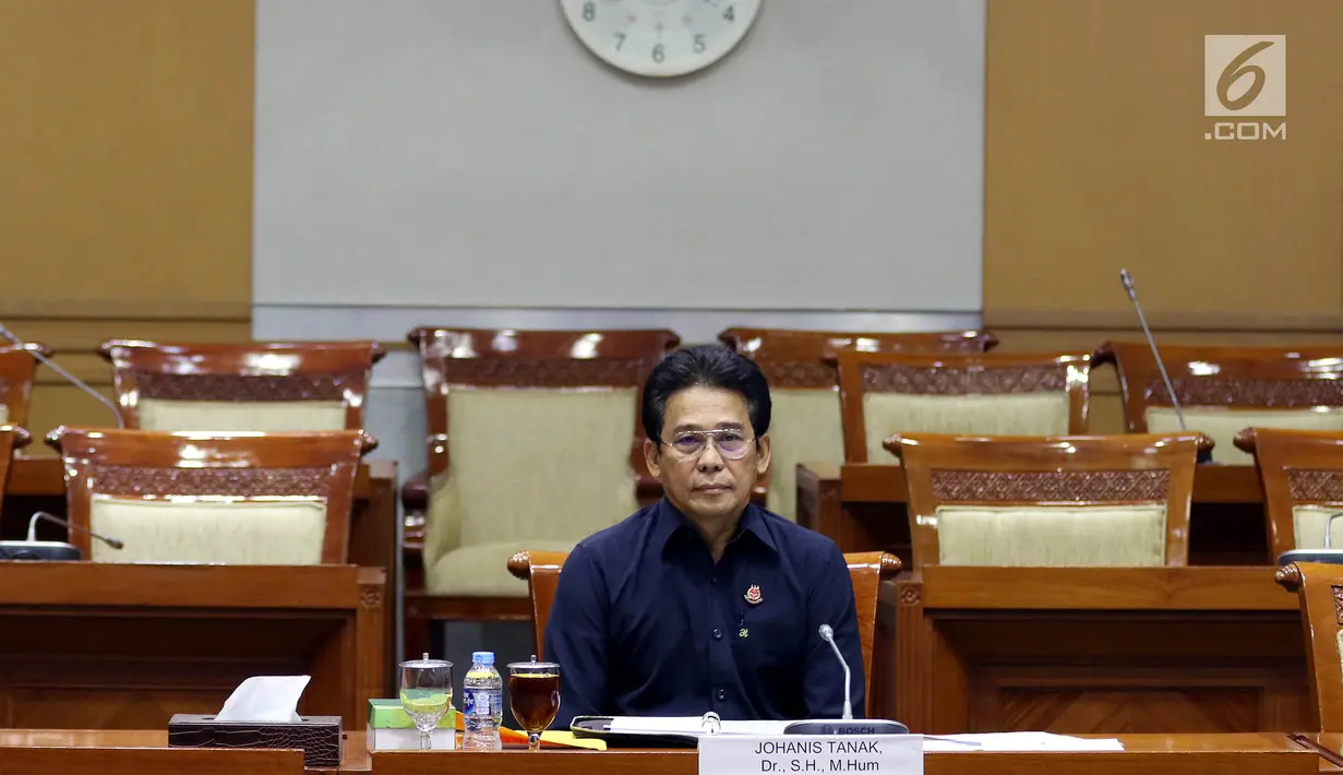 Johanis Tanak  mengikuti uji kepatutan dan kelayakan (Fit and Proper test) Capim KPK di Komisi III DPR, Gedung Parlemen, Jakarta, Kamis (12/9/2019). Seleksi Capim KPK memasuki tahapan uji kepatutan dan kelayakan bagi calon pimpinan KPK oleh Komisi III DPR. (Liputan6.com/Johan Tallo)