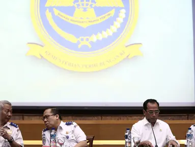 Menhub Budi Karya Sumadi (kedua kanan) bersiap menyampaikan paparan dalam kegiatan Transportation Outlook 2017 di Kemenhub, Jakarta, Kamis (15/12). Kegiatan itu memaparkan pencapaian Kementerian Perhubungan selama tahun 2016. (Liputan6.com/Faizal Fanani)