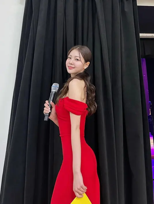 Nama Choi Min Ji, salah satu kontestan Single's Inferno 3 sedang menjadi perbincangan hangat. Lewat akun Instagram pribadi, perempuan yang akrab dikenal dengan nama Min Ji ini sering membagikan momen dirinya berpose dalam berbagai outfit colorful pamer body goals. Salah satunya adalah ketika Min Ji mengenakan off-the-shoulder dress berwarna merah ini, kontras dengan kulit putihnya membuatnya tampil semakin bersinar. [Foto: Instagram/joymingzi_]