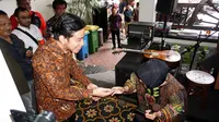 Wali Kota Surabaya Risma terlihat malu ketika aksi nyanyi diketahui Gibran di warung makan Pecel Solo, Rabu (4/3).(Liputan6.com/Fajar Abrori)