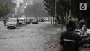 Sejumlah kendaraan melintasi genangan air di Jalan Medan Merdeka Timur, Jakarta, Jumat (24/1/2020). Hujan deras yang mengguyur Jakarta sejak pagi tadi mengakibatkan genangan air di Jalan Medan Merdeka Timur. (Liputan6.com/Faizal Fanani)
