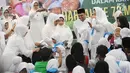 Ketum Muslimat NU Khofifah Indar Parawansa memberi santunan kepada anak yatim saat menggelar doa bersama di Jakarta, Sabtu (26/1). Acara ini rangkaian peringatan Harlah ke-73 Muslimat NU. (Liputan6.com/Herman Zakharia) (Liputan6.com/Herman Zakharia)