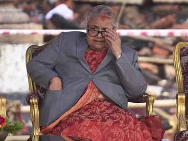 Perdana Menteri Nepal yang baru, Sushila Karki menunggu para menteri untuk diambil sumpah jabatannya oleh Presiden Nepal Ram Chandra Poudel di Gedung Kepresidenan di Kathmandu, Nepal, pada Senin 15 September 2025. (AP Photo/Niranjan Shrestha)