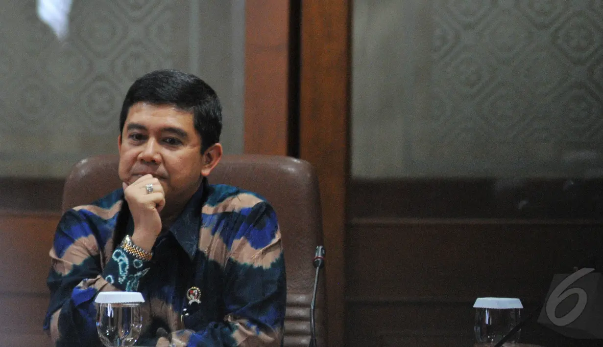 Menteri PAN-RB Yuddy Chrisnandi saat jumpa pers terkait penemuan perguruan tinggi ilegal dan ijazah palsu, Jakarta, Selasa (26/5/2015). Yuddy mengaku akan mengecek kembali ijazah PNS. (Liputan6.com/Herman Zakharia)