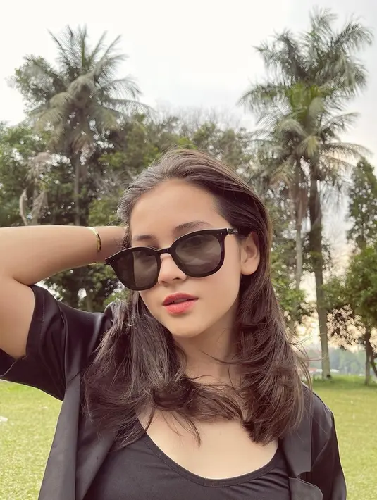 Tampil dengan busana serba hitam, kacamata yang dipakai oleh Sandrinna ini juga memiliki warna senada. Ia bahkan dipuji terlihat sederhana namun stylish dengan model kacamata yang digunakan. (Liputan6.com/IG/@sandrinna_11)