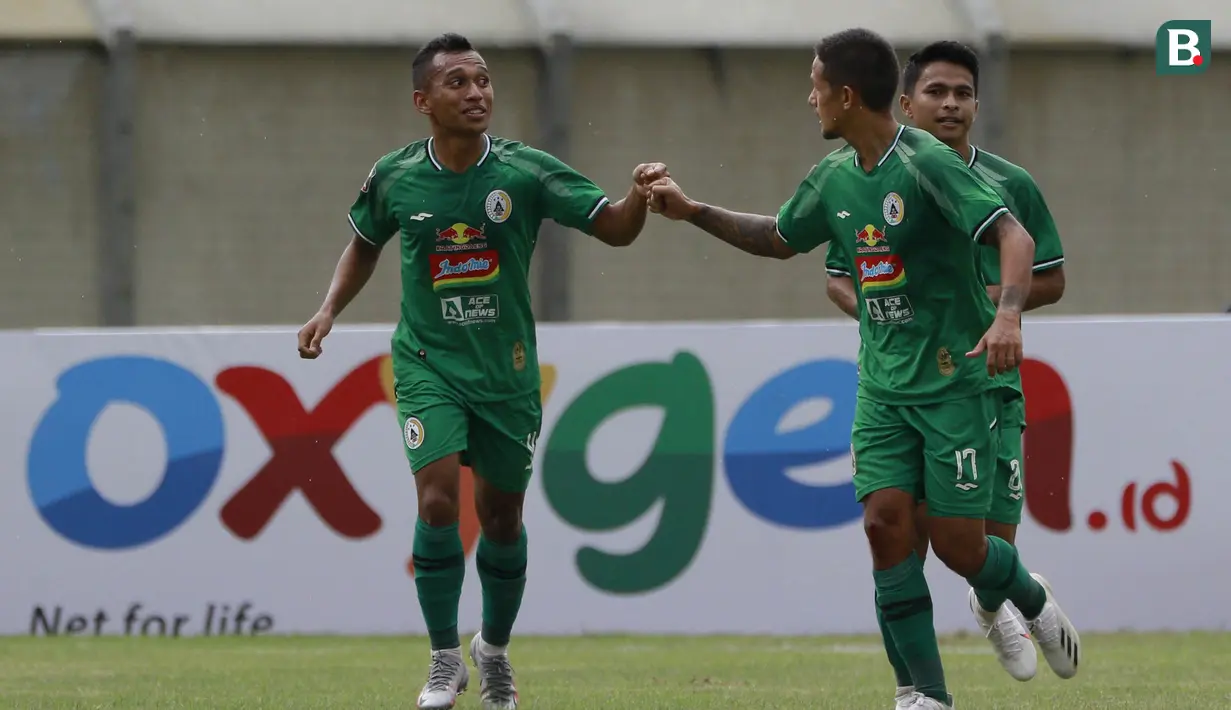 Striker PSS Sleman, Irfan Jaya (kiri) melakukan selebrasi usai mencetak gol ke gawang Madura United dalam laga Grup C Piala Menpora 2021 di Stadion Si Jalak Harupat, Bandung, Selasa (23/3/2021). (Bola.com/M Iqbal Ichsan)