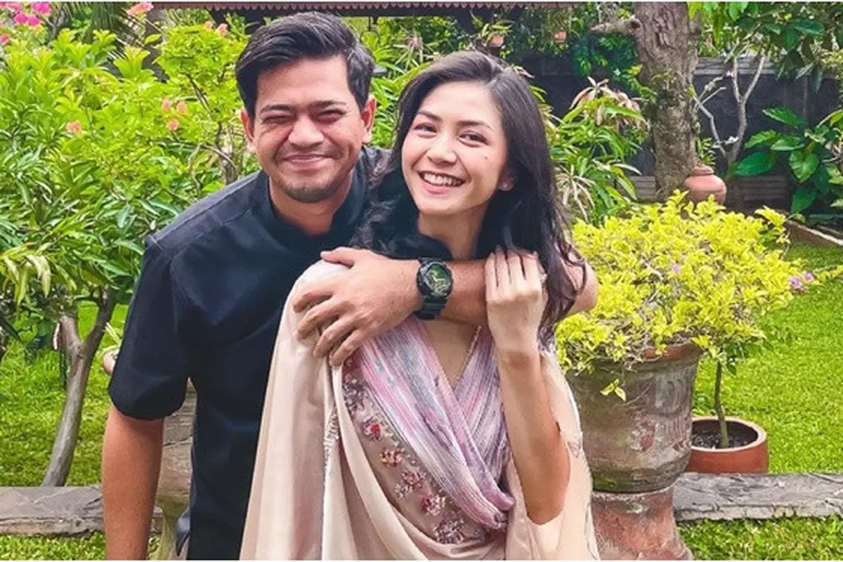 Jarang Tersorot, Ini 6 Potret Mesra Surya Insomnia dan Tyara Renata