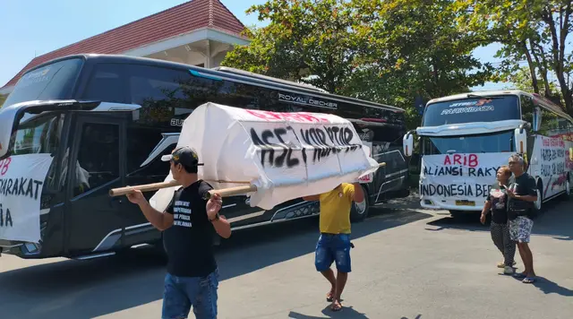 Massa AMPB Pati ke Jakarta, Bawa Keranda dan Tuntutan Rampas Aset