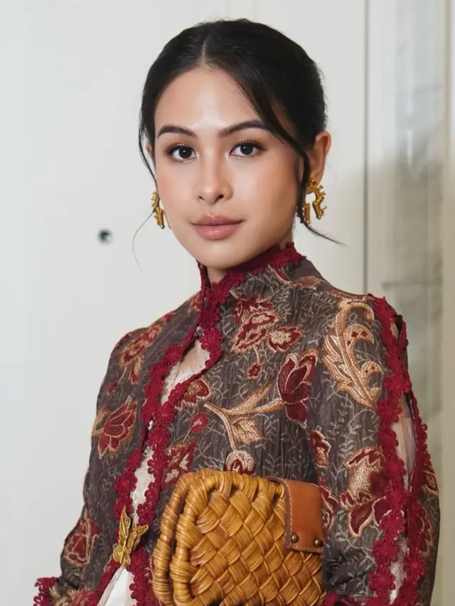 Gaya modern padupadan kebaya Maudy Ayunda. [@evalovira]
