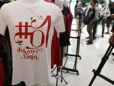 Salah satu kaus produk official merchandise pasangan calon (paslon) 01 Jokowi-Ma'ruf Amin di FX Sudirman, Jumat (25/1). Pembuatan merchandise ini diinisiasi langsung oleh salah satu kelompok relawan Jokowi, yakni JokowiMotion. (Liputan6.com/Angga Yuniar)