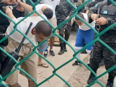 Anggota Polisi Militer untuk Ketertiban Umum (PMOP) memindahkan lebih dari 800 anggota geng Mara Salvatrucha (MS-13) ke penjara keamanan maksimum La Tolva, di kotamadya Moreceli , departemen El Paraiso, Honduras, pada 11 Juli 2023. (HANDOUT/HONDURAS MILITARIZED POLICE/AFP)