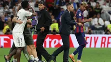 Penyerang Real Madrid asal Brasil #07, Vinicius Junior (kiri), beradu argumen dengan penyerang Barcelona asal Brasil #11, Raphinha (tengah), dan penyerang Barcelona asal Spanyol #10, Lamine Yamal (kanan), di akhir pertandingan sepak bola Liga Spanyol antara Real Madrid CF dan FC Barcelona di Stadion Santiago Bernabeu, Madrid, pada 26 Oktober 2025. (Oscar DEL POZO/AFP)