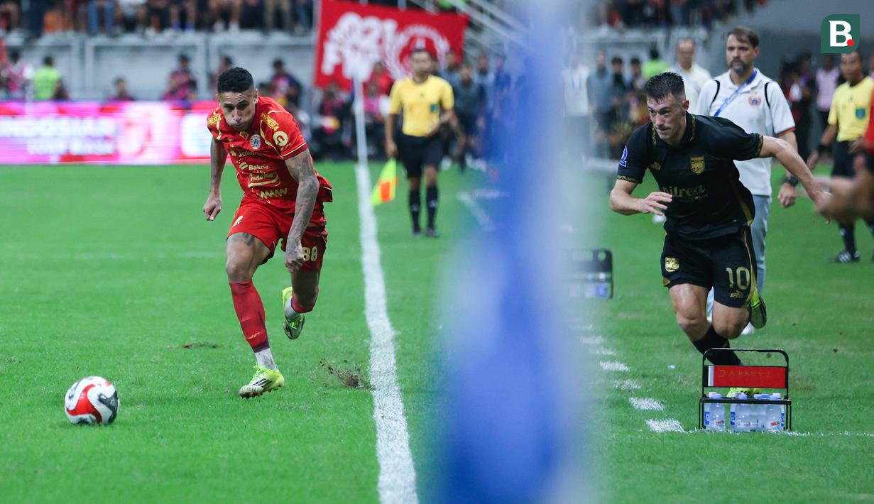 Pemain Persija Jakarta, Bruno Tubarao, berebut bola dengan pemain Borneo FC Samarinda, Mariano Peralta, dalam laga pekan ke-24 BRI Super League di Jakarta International Stadium (JIS), Selasa (3/3/2026). (Bola.com/M Iqbal Ichsan)