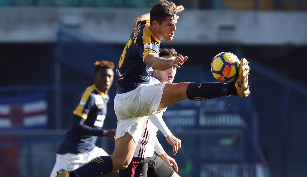 Aksi pemain Verona, Bruno Zuculini menahan bola saat dibayangi pemain AC Milan pada lanjutan Serie A Italia di Bentegodi stadium, Verona, (17/12/2017). MIlan kalah 0-3.  (Simone Venezia/ANSA via AP)