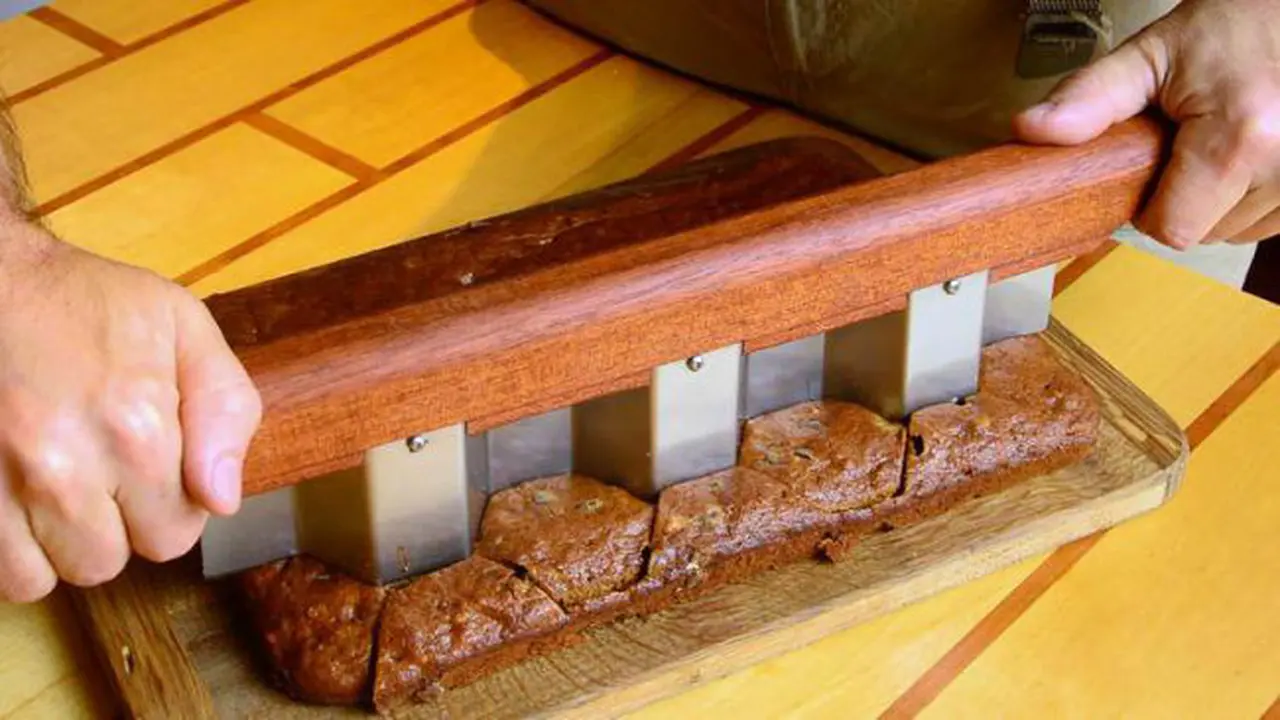 Pisau Kue Bentuk Segi Enam