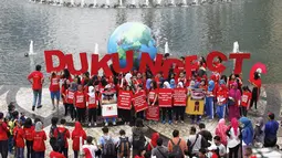 Massa Smoke Free Agent kompak memakai kaos merah saat  aksi  mendukung ratifikasi Kerangka Kerja Pengendalian Tembakau (FCTC) di Bundaran HI, Jakarta, Minggu (15/2/2015). (Antara Foto/ Sigid Kurniawan)
