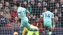 Gol kedua Arsenal berhasil dicetak sang penyerang andalan, Aubameyang pada menit ke-67 pada laga lanjutan Premier League yang berlangsung di stadion Dean Court, Inggris, Minggu (25/11).  Arsenal menang 2-1. (AFP/Glyn Kirk)