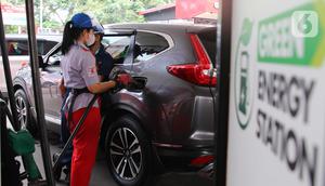 Petugas SPBU melayani pengendara mobil di Stasiun Pengisian Kendaraan Listrik Umum (SPKLU) dan Battery Swapping Station SPBU Pertamina, MT. Haryono, Jakarta, Senin (7/11/2022). Sejak pemerintah resmi menaikkan harga BBM mulai dari pertalite, solar dan pertamax, kendaraan bermotor listrik berbasis baterai (KBLBB) sebagai alternatif kendaraan kembali ramai dibicarakan. (Liputan6.com/Herman Zakharia)