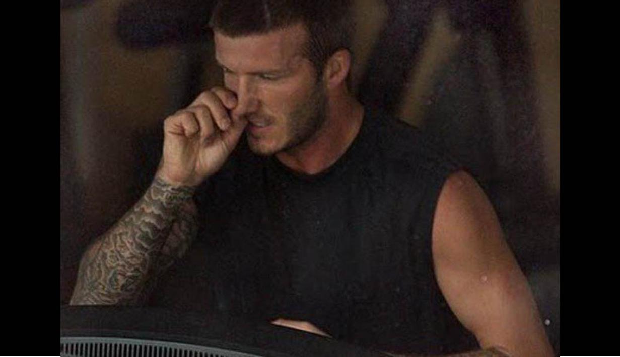 Entah cuek atau tak sadar, David Beckham pun asyik mengupil tanpa memikirkan keadaan sekitar. (Istimewa)