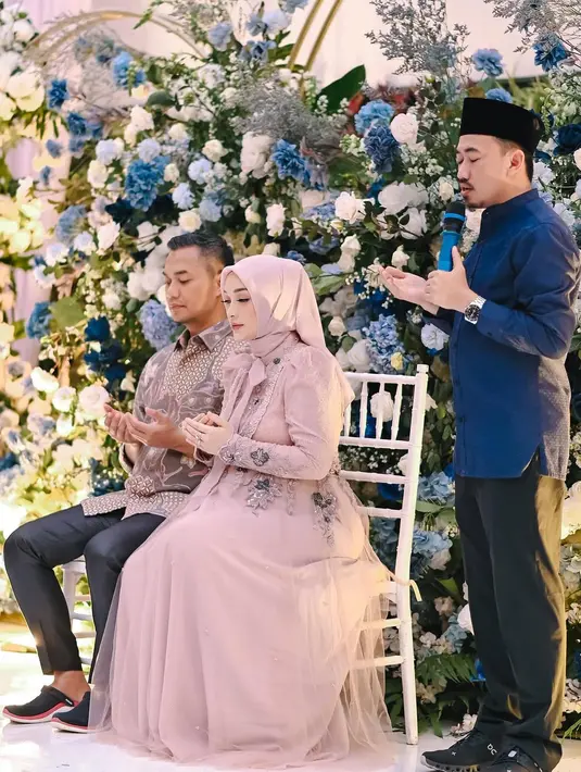 <p>Pilihan warna dusty pink membuat Zaskia terlihat semakin anggun dan lembut, selaras dengan nuansa penuh doa dalam acara tersebut. Warna ini juga melambangkan cinta, kasih sayang, dan kebahagiaan yang dirasakan calon ibu. [@zaskia_gotix].</p>