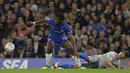 Striker Chelsea, Michy Batshuayi, berhasil melewati bek Everton, Phil Jagielka, pada laga Piala Liga di Stadion Stamford Bridge, London, Rabu (25/10/2017). Chelsea menang 2-1 atas Everton. (AP/Alastair Grant)