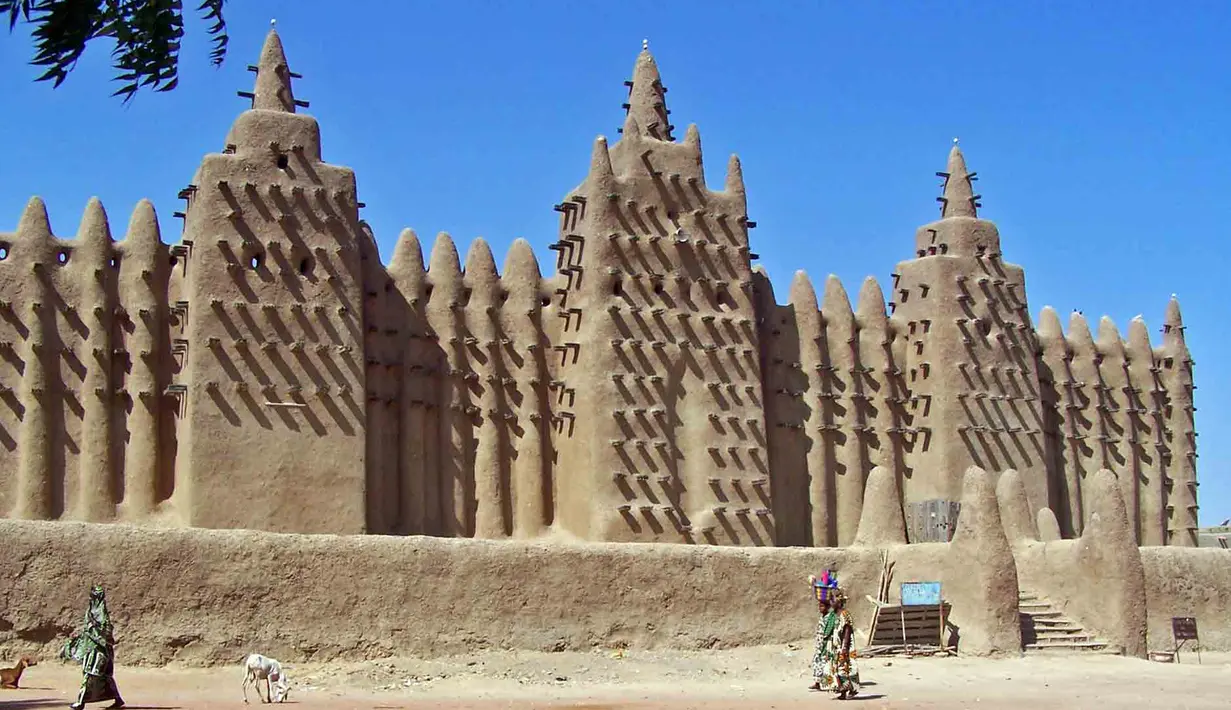 Masjid Djingareyber dibangun oleh Sultan Kankan Moussa pada 1327 setelah kembali dari Mekkah, antara tahun 1570 dan 1583. Masjid ini merupakan salah satu dari tiga masjid terbesar di kota Timbuktu. (dilemma-x.net)