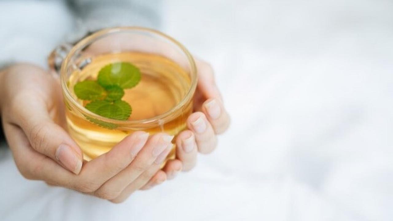 Ilustrasi Teh Seduhan Daun (Sumber: Freepik/jcomp)
