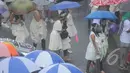 Sunday Dress Up dikemas dengan konsep fun walk. Meski diguyur hujan para peserta tetap antusias, Bundaran HI, Jakarta, Minggu (1/2/2015). (Liputan6.com/Herman Zakharia)
