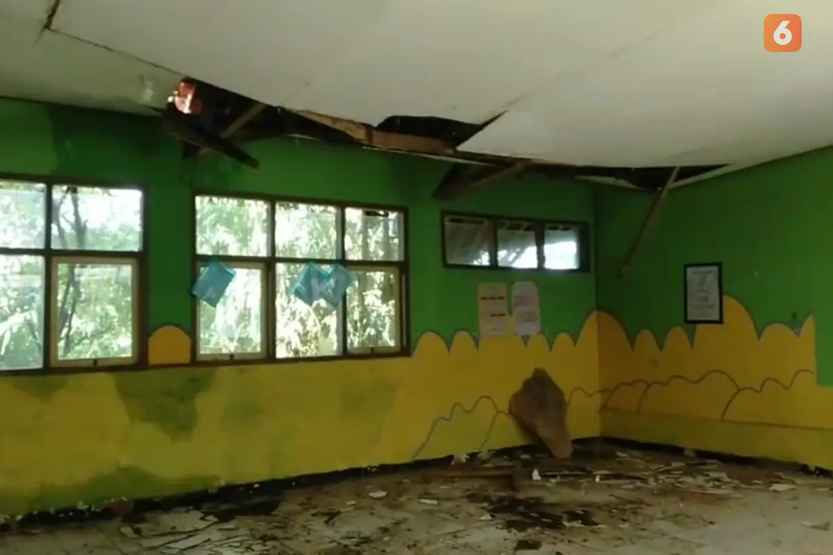 Kondisi kerusakan ruang kelas SDN Gunung Batu Kecamatan Kebonpedes Kabupaten Sukabumi. (Liputan6.com/Fira Syahrin).
