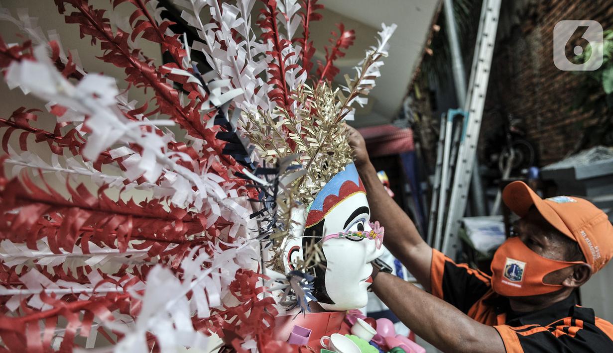 Petugas PPSU menyelesaikan pembuatan ondel-ondel dari limbah plastik di Kantor Kelurahan Kemayoran, Jakarta, Senin (3/8/2020). Sepasang ondel-ondel plastik ini nantinya akan dipajang di depan Kantor Kelurahan Kemayoran untuk menyambut Hari Kemerdekaan Republik Indonesia. (merdeka.com/Iqbal S. Nugroh