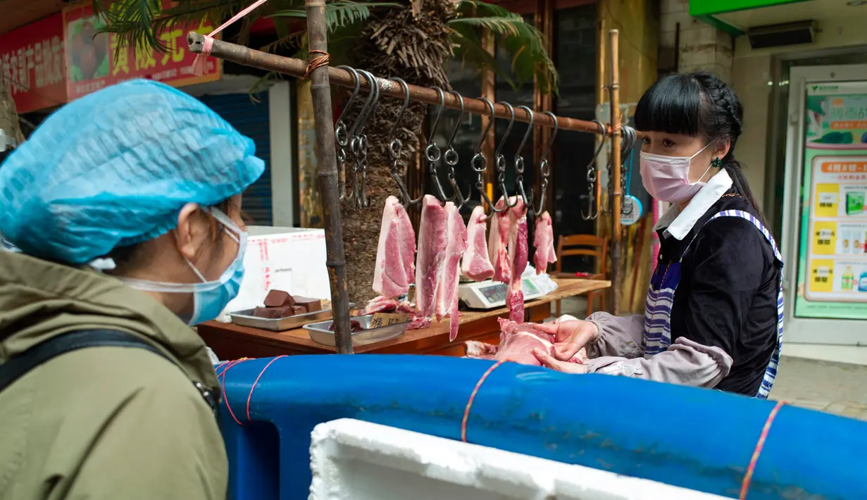 Seorang wanita membeli daging di Wuhan, ibu kota Provinsi Hubei, China tengah, (16/4/2020). Seiring meredanya epidemi COVID-19, kehidupan berangsur kembali normal di Wuhan. (Xinhua/Shen Bohan)