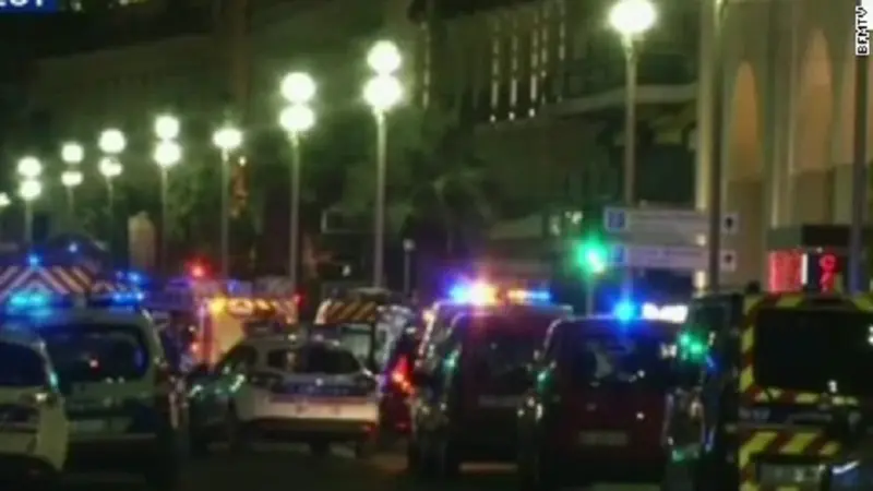 Sebuah truk menyerang kerumunan warga di Nice, Prancis, yang tengah menikmati perayaan Bastille Day