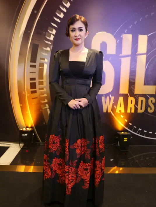 "Saya konfirmasi kepada rekan saya, bahwa Mbak Nafa masih di sekolah anaknya. Karena hari ini tidak bisa ditinggal, ada audiensi antara orangtua murid dan guru," kata Sandy Arifin. (Nurwahyunan/Bintang.com)