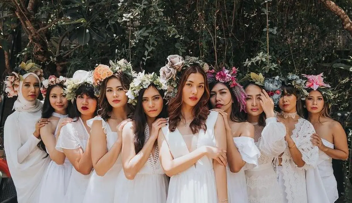 Tampil ala bohemian hippies, para bridesmaids aktris Mezty Mez tampil menawan berbalut gaun dress putih dengan mahkota bunga-bunga di kepala. Simple tapi unik! (Instagram/meztymez).
