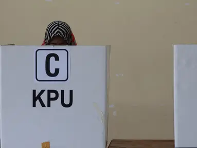 Warga melakukan pencoblosan surat suara Pemilu 2019 saat pemungutan suara ulang (PSU) di TPS 18 Malakasari, Duren Sawit, Jakarta Timur, Sabtu (27/4). Sebanyak 11 TPS di tiga wilayah di DKI Jakarta melaksanakan pemungutan suara ulang yang digelar serentak hari ini. (merdeka.com/Imam Buhori)