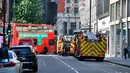 Petugas layanan darurat berkumpul saat terjadinya kebakaran di Hotel Mandarin Oriental, London, Inggris, Rabu (6/6). Belum diketahui apakah korban luka maupun tewas dalam insiden kebakaran itu. (John Stillwell/PA via AP)
