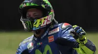 Ekspresi pembalap Movistar Yamaha, Valentino Rossi usai balapan MotoGP Italia 2017 di Sirkuit Mugello. (Tiziana FABI / AFP)