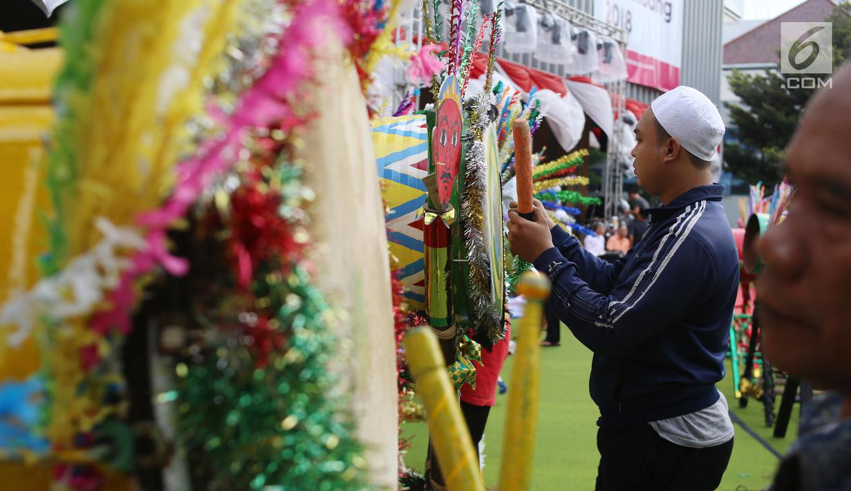 Suasana saat gladi bersih untuk Festival Beduk di Balai Kota Jakarta, Jumat (23/6). Festival ini akan digelar di malam takbiran, tepatnya tanggal 24 Juni 2017. (Liputan6.com/Angga Yuniar)