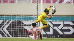 Kiper PSIS Semarang, Jandia Eka Putra (kanan) berusaha menyelamatkan bola saat laga pekan ketujuh BRI Liga 1 2021/2022 antara PSIS Semarang melawan Persik Kediri di Stadion Manahan, Solo, Jumat (15/10/2021). (Bola.com/Bagaskara Lazuardi)