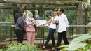Presiden Joko Widodo beserta Ibu Negara Iriana Widodo dan dua anaknya Kaesang Pangarep dan Kahiyang Ayu saat mengunjungi Kebun Binatang Ragunan, Jakarta, Kamis (29/6). (Liputan6.com/Angga Yuniar)