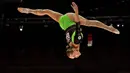 Atlet Individual Netral (AIN) peringkat pertama asal Rusia, Angelina Melnikova saat tampil di alat keseimbangan (balance beam) pada final all-around putri di Kejuaraan Dunia Senam Artistik FIG ke-53 di Jakarta pada 23 Oktober 2025. (Yasuyoshi CHIBA/AFP)