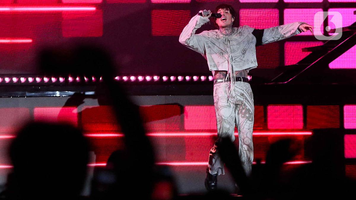 Oli Sykes Vokalis Bring Me The Horizon dan Artis Brasil Alissic Prediksi Bakal Punya Bayi Kembar Lewat Gender Reveal Lucu