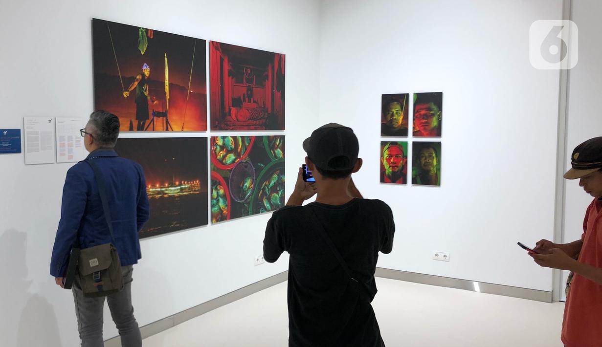 Pengunjung mengamati karya fotografi yang dipajang dalam pameran bertajuk Innovation di Erasmus Huis, Jakarta, Kamis (5/3/2020). Pameran yang menceritakan tentang inovasi dari karya dari 10 pewarta foto tersebut berlangsung hingga 5 April 2020. (Liputan6.com/Immanuel Antonius)