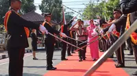 Tradisi pedang pora menyambut pejabat baru di Polres Pemalang. (Foto: Liputan6.com/Polres Pemalang)