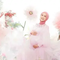 Jelang melahirkan, Ria Ricis menjalani sesi maternity shoot bersama sang suami, Teuku Ryan. Berikut detail tampilannya. (Instagram/fdphotography90).