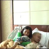 6 Momen Haru Sarwendah Rawat Ruben Onsu di Rumah Sakit, Peluk Hingga Menyisir Rambut (YT The Onsu)