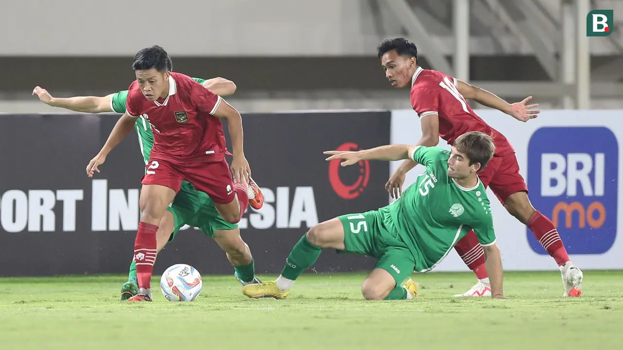 Foto: Gaya Asik Presiden Jokowi saat Nonton Timnas Indonesia U-23, Sempat Kena Prank Gol Hokky Caraka