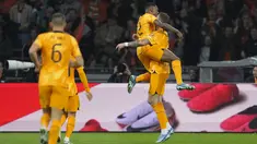 Pemain Belanda berselebrasi bersama Wout Weghorst, kanan, yang mencetak gol pertama timnya ke gawang  Republik Irlandia pada matchday kesembilan babak Grup B Kualifikasi Euro 2024 yang dihelat di Johan Cruijff ArenA, Minggu (19/11/2023) dini hari WIB. (AP Photo/Peter Dejong)