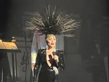 Ini bukan kali pertama Lady Gaga mengenakan aksesoris buatan Rinaldy Yunardi. Ia memilih aksesoris kepala berwarna hitam. (Foto: Instagram/@rinaldyyunardi)